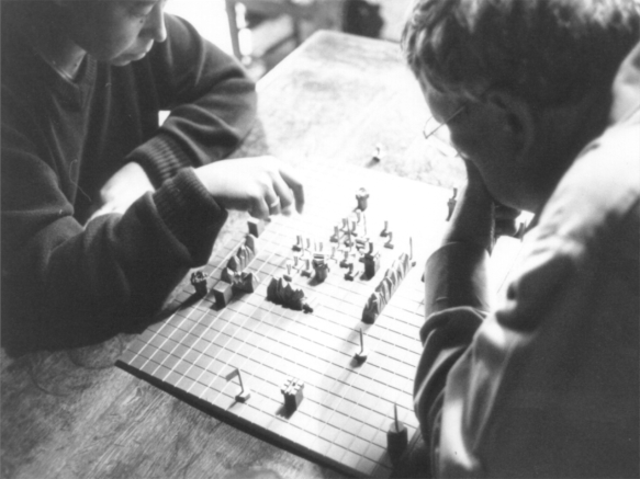 Guy Debord and Alice Becker-Ho playing Le jeu de la guerre